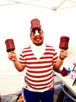 “マンガ肉”を持つ肉だんご。