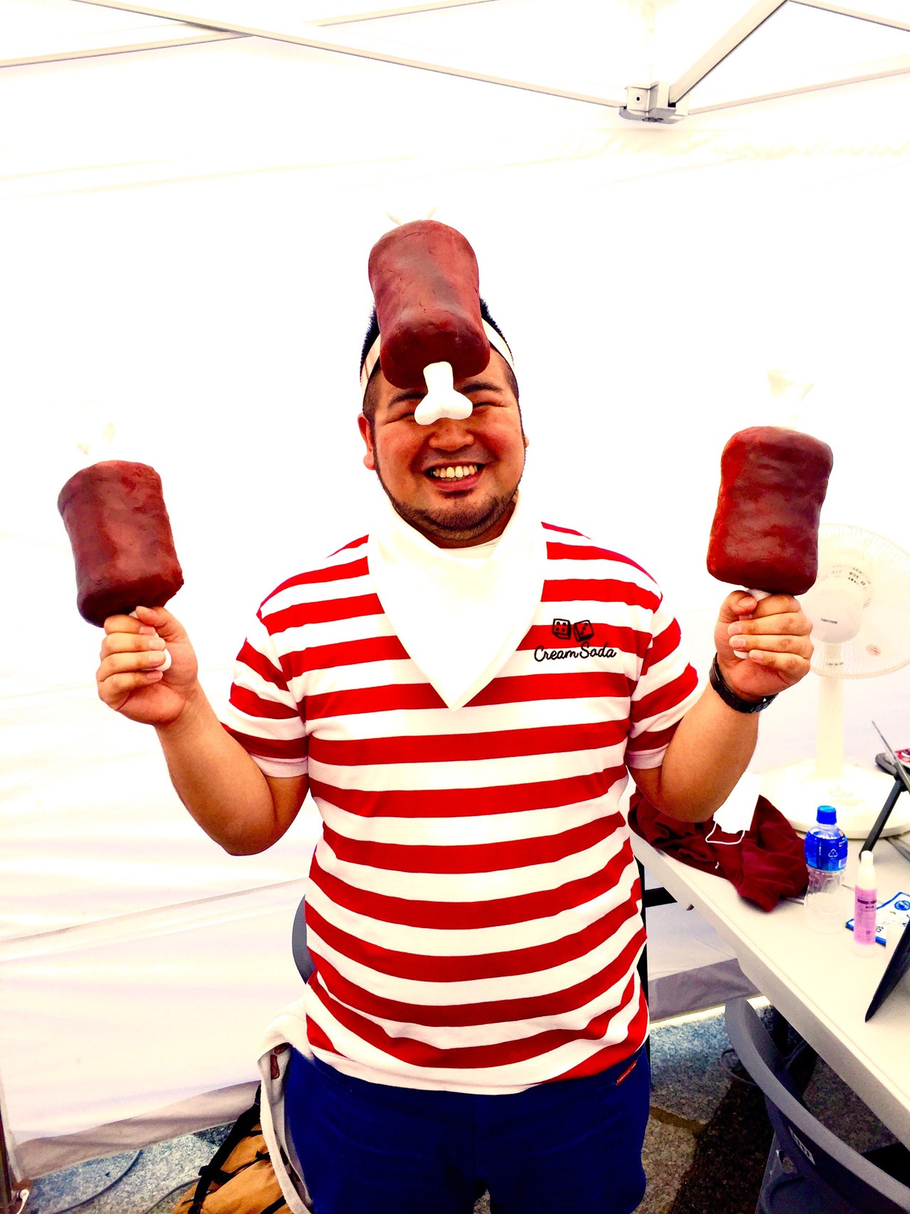 “マンガ肉”を持つ肉だんご。