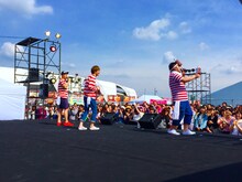 「Food Nations 肉フェス TOKYO 2015 春」に出演したシクラメンのライブの様子。