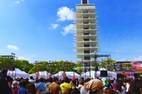 「Food Nations 肉フェス TOKYO 2015 春」に出演したシクラメンのライブの様子。