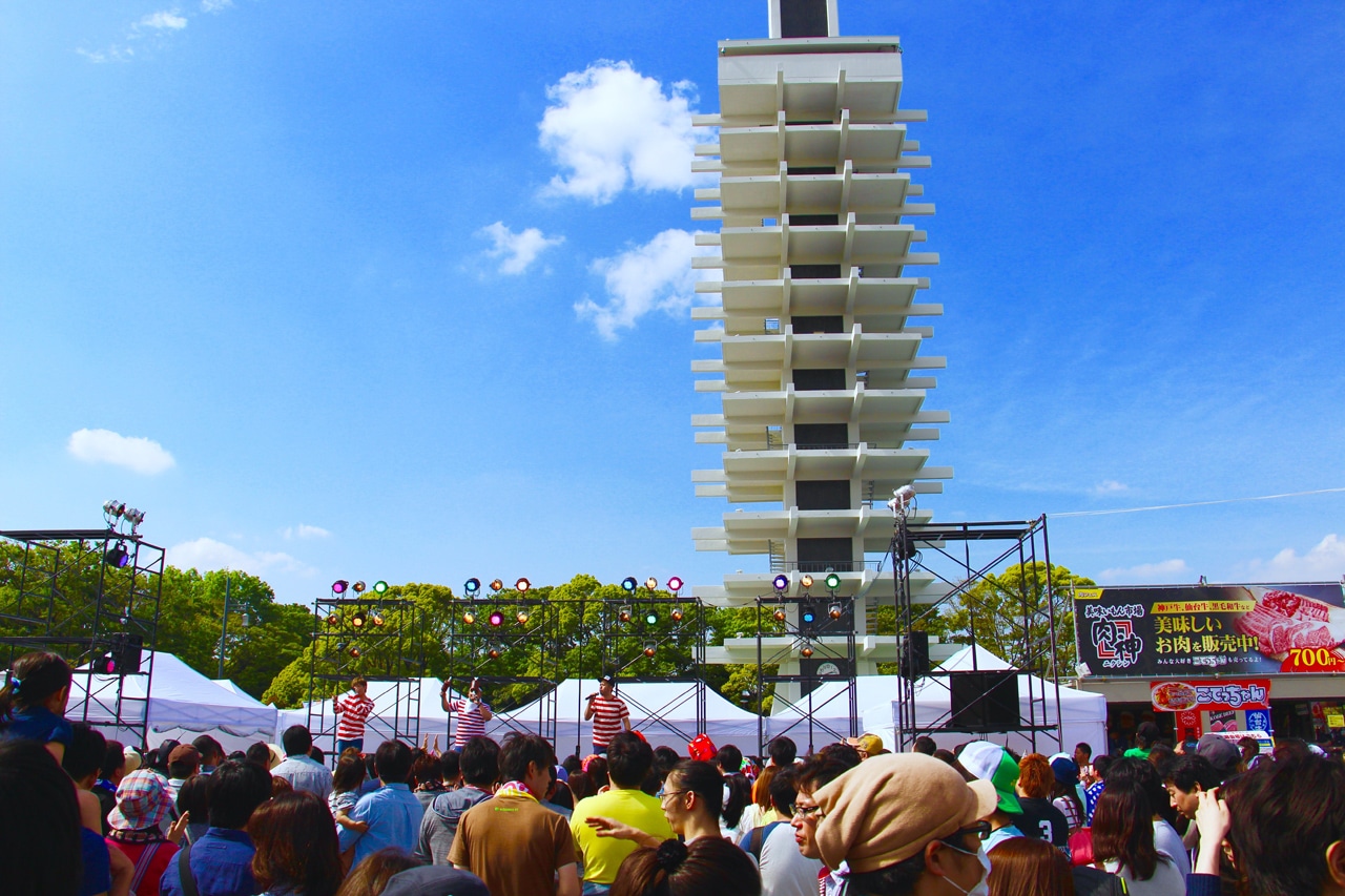 「Food Nations 肉フェス TOKYO 2015 春」に出演したシクラメンのライブの様子。