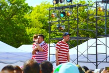 「Food Nations 肉フェス TOKYO 2015 春」に出演したシクラメンのライブの様子。