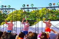 「Food Nations 肉フェス TOKYO 2015 春」に出演したシクラメンのライブの様子。