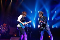 向かい合ってプレイするRENO（G）とRYOGA（G）。（Photo by Yoji Kawada）