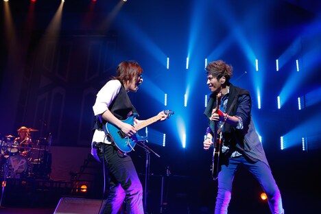 向かい合ってプレイするRENO（G）とRYOGA（G）。（Photo by Yoji Kawada）