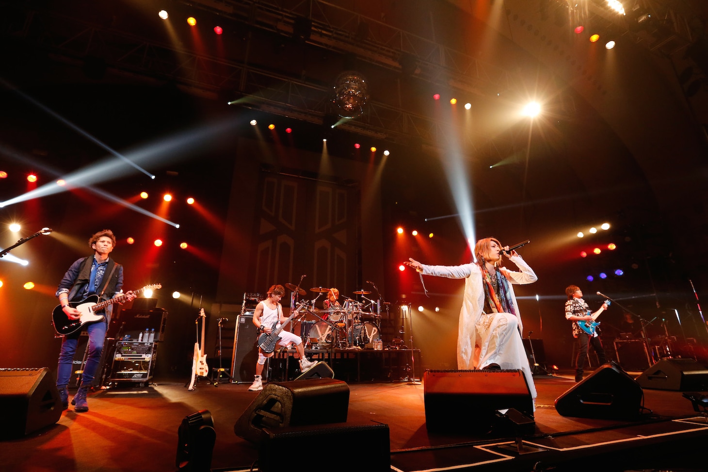 ViViD「ViViD LIVE TOUR 2015 THE BEGINNING of THE END FINAL『CROSSING OF THE DREAM』」の様子。（Photo by Yoji Kawada）