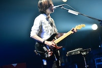 ホリエアツシ（Vo, G, Piano）（撮影：橋本塁［SOUND SHOOTER］）