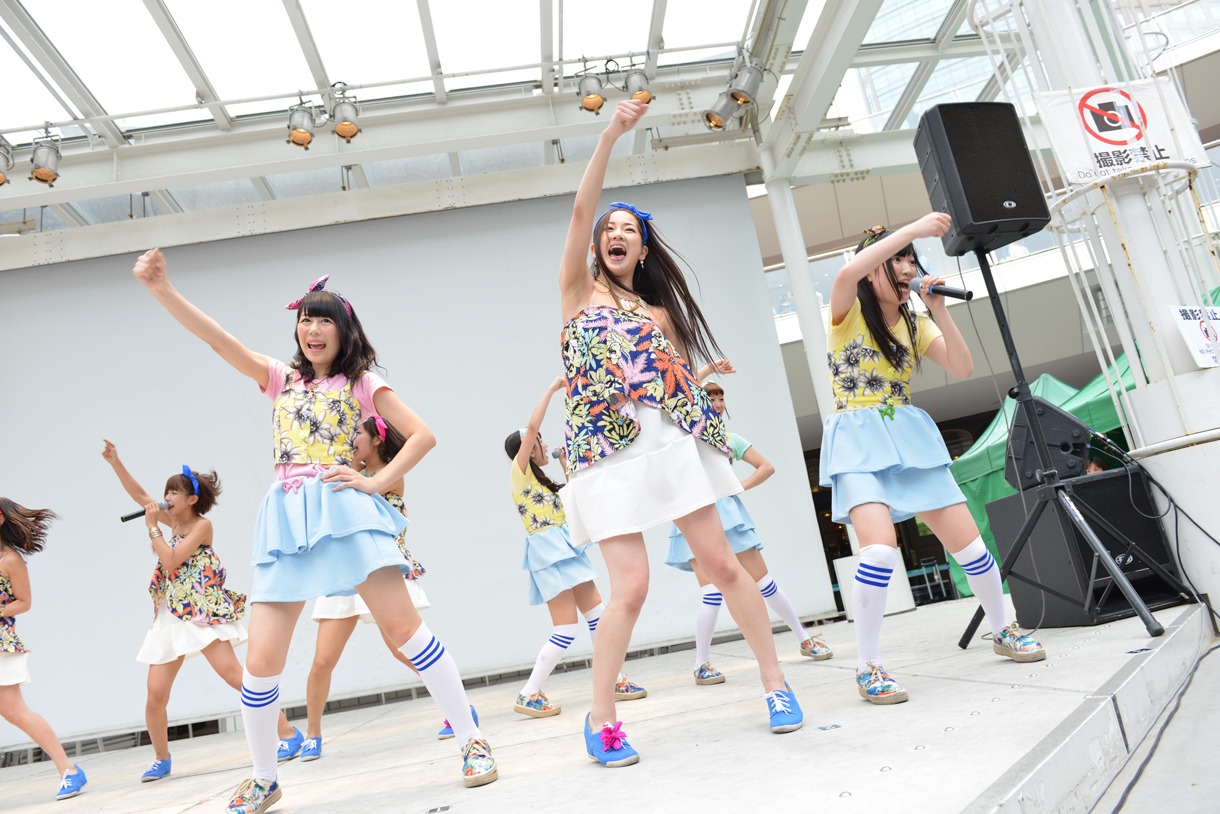 LinQ「ハレハレ☆パレード」発売記念イベントの様子。