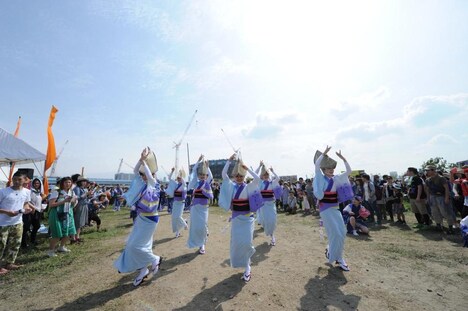 会場内を練り歩き、来場者も一緒に参加して踊れる「CARNIVAL」枠として、阿波踊りや盆踊りの団体も出演。