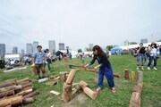 キャンプファイヤーに使う薪割りは1つのアトラクションとして来場者も参加。