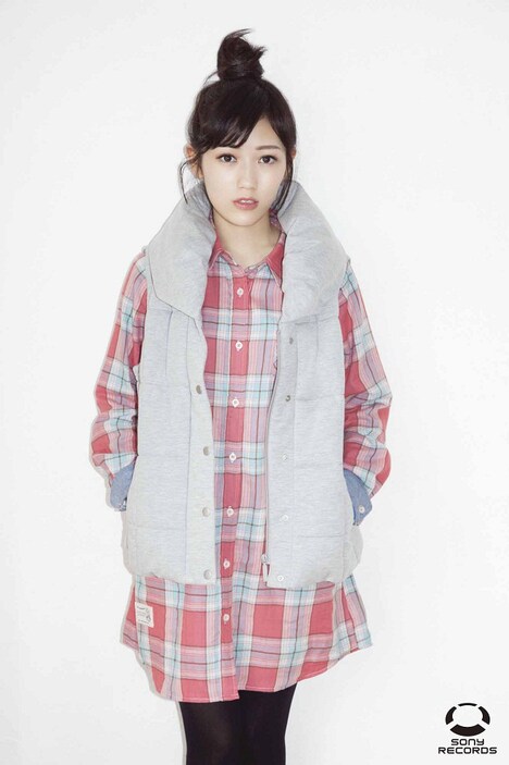 渡辺麻友「Avail」広告撮影時のショット。