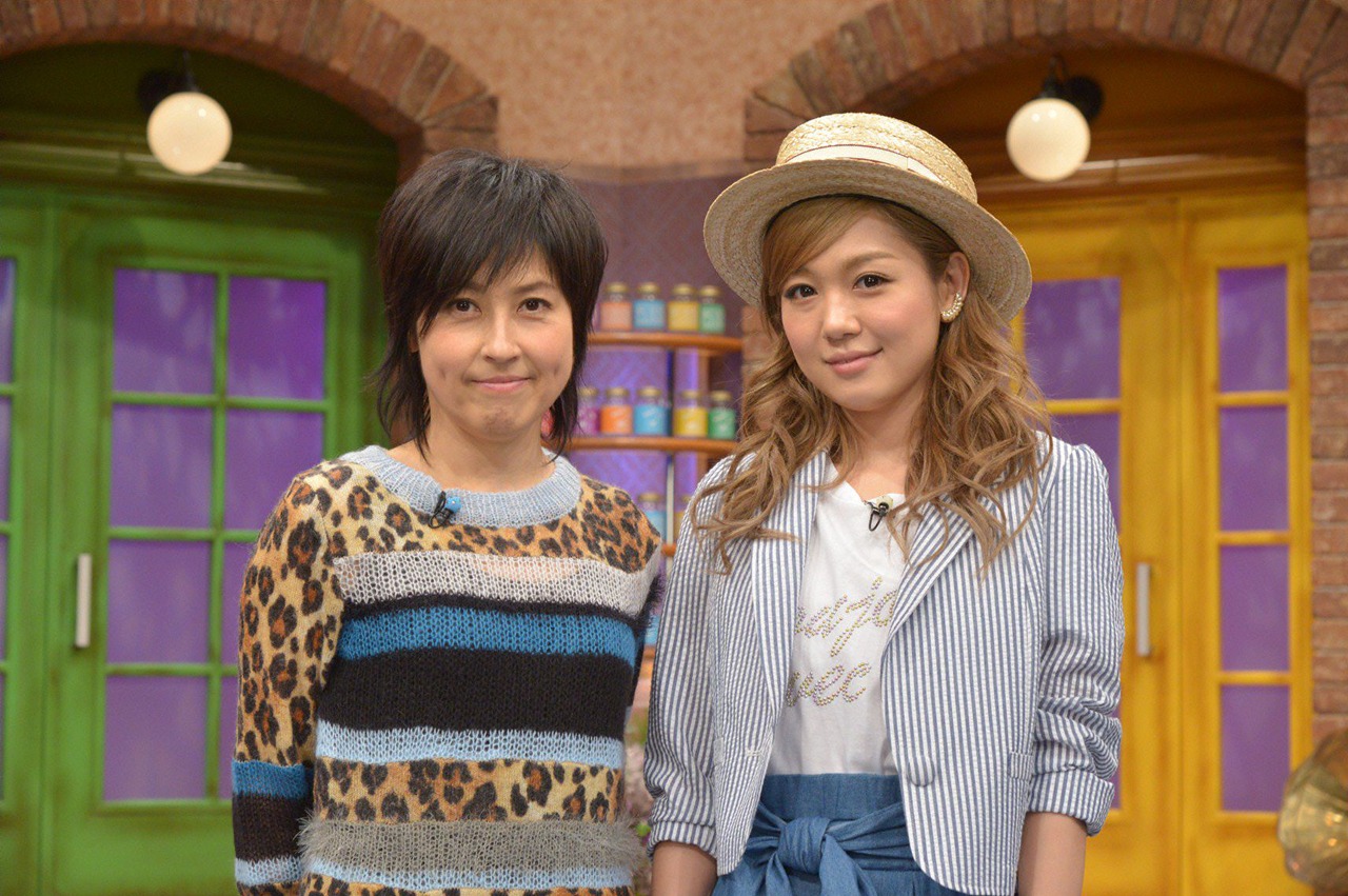 左より岸谷香、西野カナ。(c)テレビ朝日