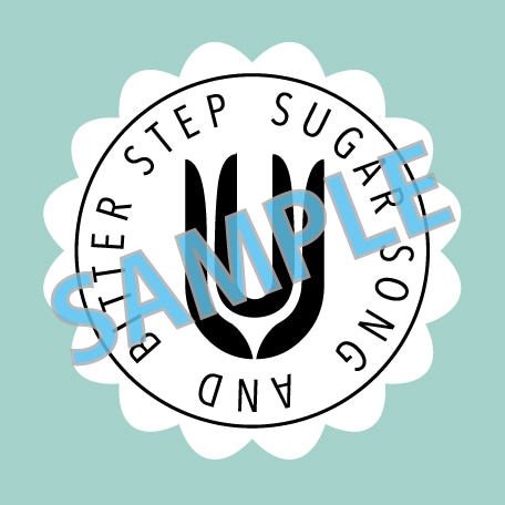 CDショップで配布される「シュガーソングとビターステップ」ステッカーのサンプル画像。