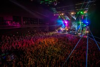 MAN WITH A MISSION「Seven Deadly Sins Tour 2015～七つの対バン～」4月30日公演の様子。