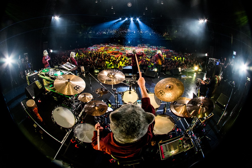 MAN WITH A MISSION「Seven Deadly Sins Tour 2015～七つの対バン～」4月30日公演の様子。