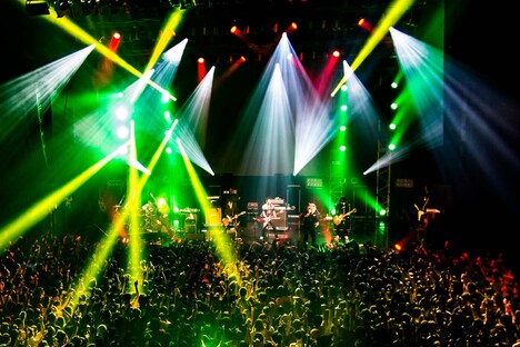 MAN WITH A MISSION「Seven Deadly Sins Tour 2015~七つの対バン~」4月30日公演の様子。