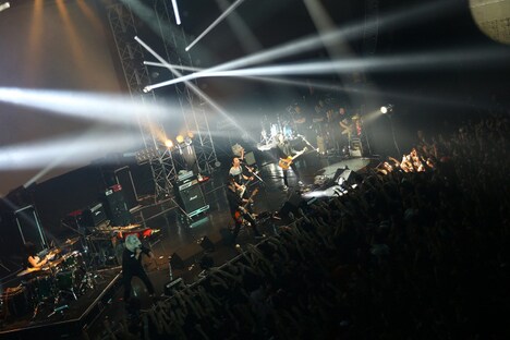 BOOM BOOM SATELLITESとMAN WITH A MISSIONのコラボステージの様子。