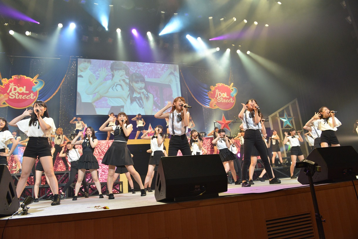「iDOL Street Carnival 2015 ～GOLDEN PARADE!!!!!～」ライブの様子。