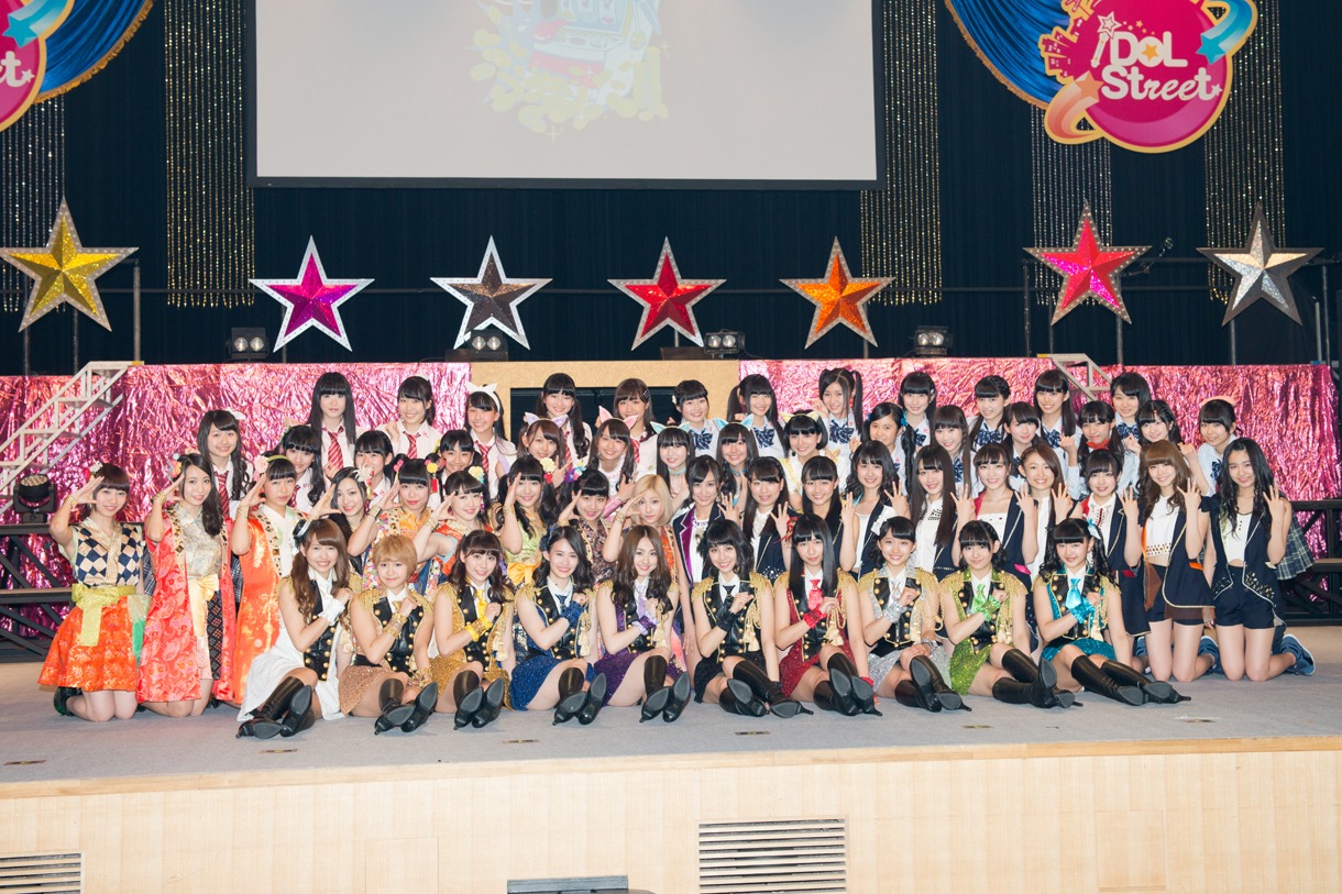 iDOL Streetメンバー全員によるフォトセッションの様子。