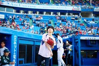 今週の人気画像7位は「尾崎世界観、神宮のマウンドに立つ！23年間の思い伝える一投」より、尾崎世界観（クリープハイプ）。