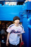 今週の人気画像3位は「尾崎世界観、神宮のマウンドに立つ！23年間の思い伝える一投」より、尾崎世界観（クリープハイプ）。