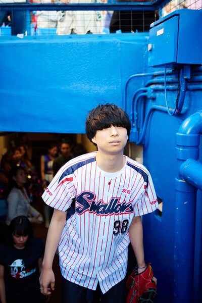 今週の人気画像3位は「尾崎世界観、神宮のマウンドに立つ！23年間の思い伝える一投」より、尾崎世界観（クリープハイプ）。