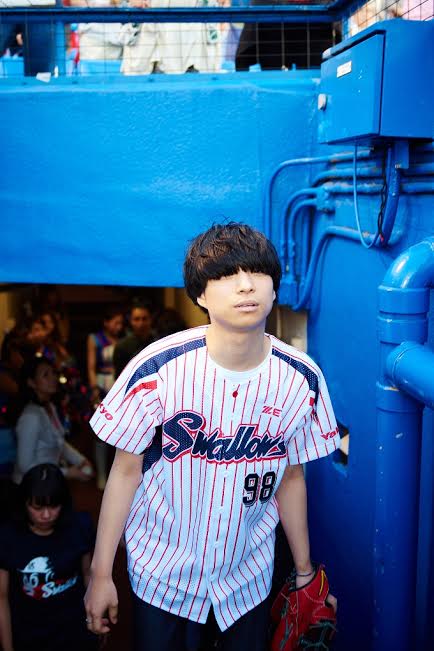 今週の人気画像3位は「尾崎世界観、神宮のマウンドに立つ！23年間の思い伝える一投」より、尾崎世界観（クリープハイプ）。