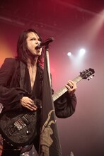 HYDE（Vo, G）（Photo by Shinsuke Ishikawa）