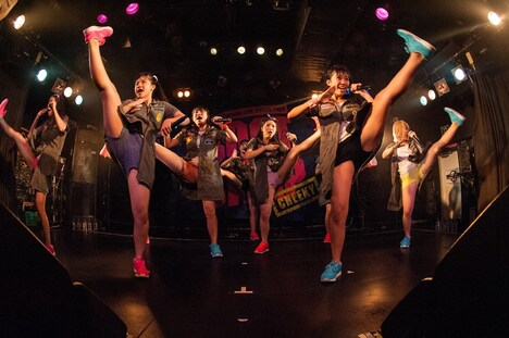 「Cheeky Parade LIVE HOUSE TOUR～Cheeky Boot Camp～」の様子。
