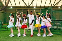 読売ジャイアンツのルーキー・岡本和真内野手（中央）とポーズを決める乙女新党。