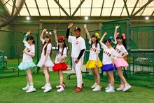 読売ジャイアンツのルーキー・岡本和真内野手（中央）とポーズを決める乙女新党。