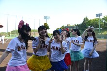 グラウンドの雰囲気にテンションが上がる乙女新党。