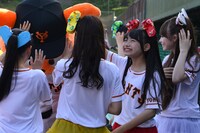 ジャビットくんの頭をなでる乙女新党。ジャビットくんはメンバー曰く「思ったより固かった」とのこと。