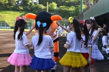 ジャビットくんの頭をペタペタとさわる乙女新党。