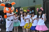 読売ジャイアンツのマスコット・ジャビットくんと記念撮影する乙女新党。