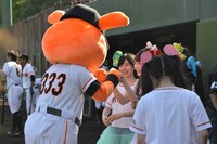 ジャビットくんと拳を合わせる長谷川愛里。