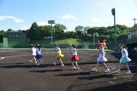 グラウンドへと向かう乙女新党。