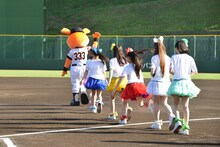 ジャビットくんの先導でマウンドへと向かう乙女新党。