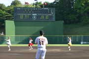大きく振りかぶる長谷川愛里投手、其原有沙投手、田尻あやめ投手（左から）。バックスクリーンには投手6人の名前が。