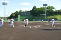 6人一斉に投球する乙女新党。