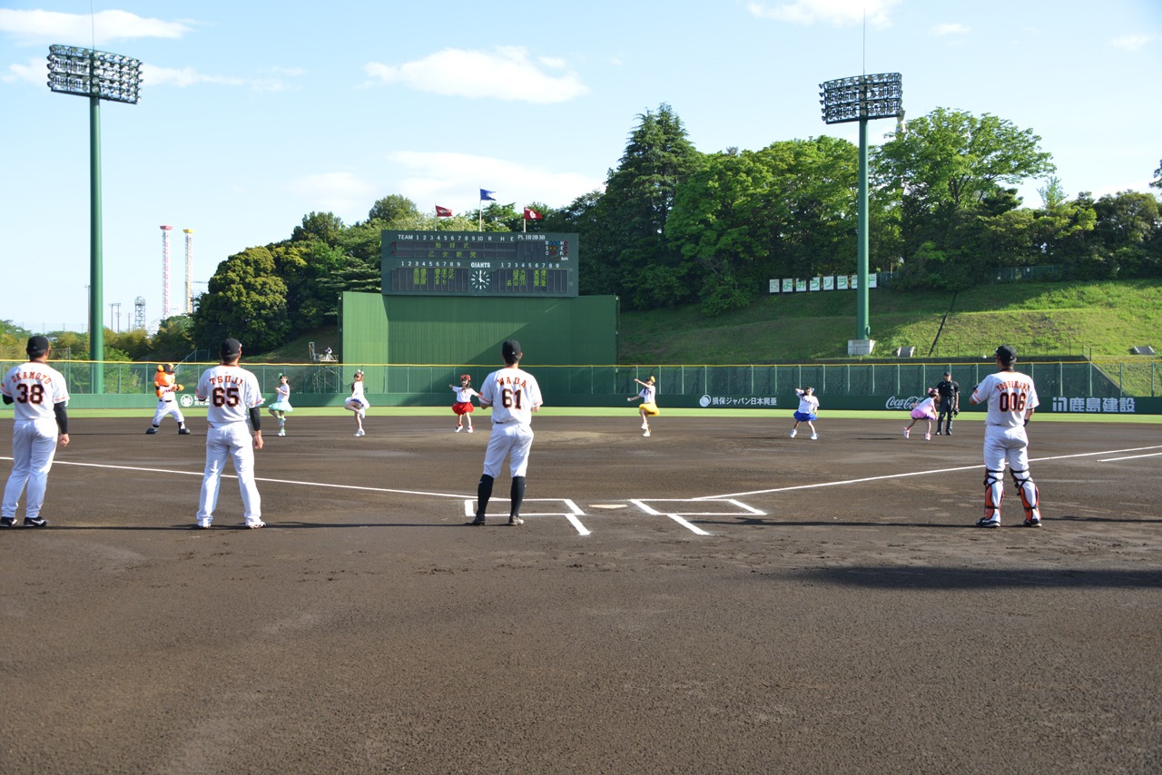 6人一斉に投球する乙女新党。