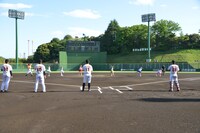 6人で一斉に白球を放る乙女新党。