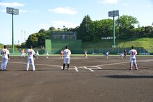 6人で一斉に白球を放る乙女新党。