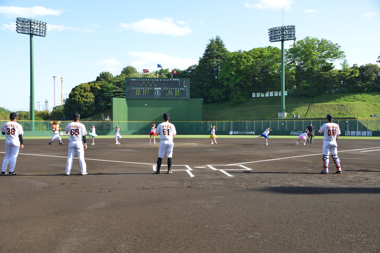 6人で一斉に白球を放る乙女新党。