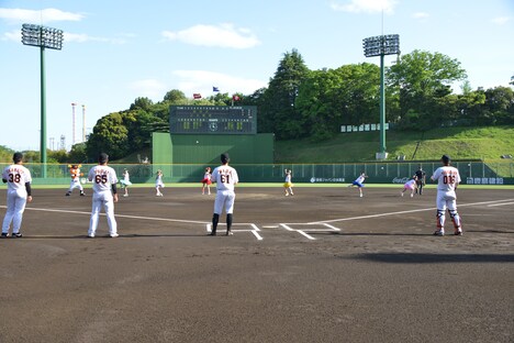 6人で一斉に白球を放る乙女新党。