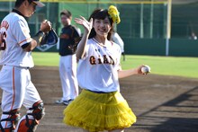 観客の声援に応える田尻あやめ投手。