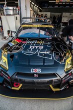 DOESのロゴをあしらったRUN UP SPORTSのレーシーングカー。（撮影：新保勇樹）