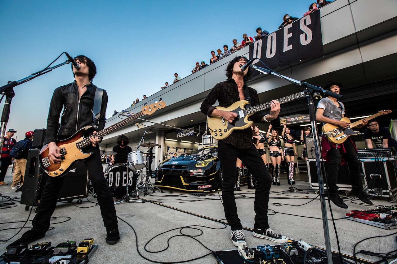 DOES、しゃちほこがGT300レーサーを激励！スピードウェイでライブ