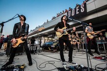 富士スピードウェイでライブをするDOES。（撮影：新保勇樹）