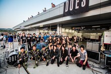 富士スピードウェイで記念撮影をするDOES。（撮影：新保勇樹）